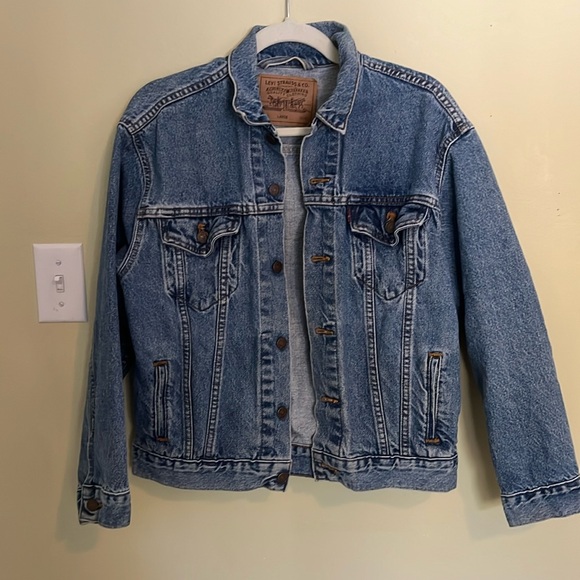 Levi's Jackets & Blazers - 20% OFF BUNDLES! Levi’s Jean Jacket. Blue. Large 16/18